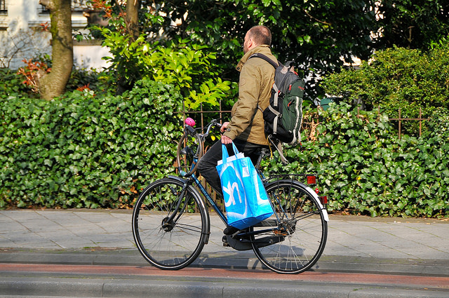 Komt de plasticvrij-shoppen doorbraak van Aldi?